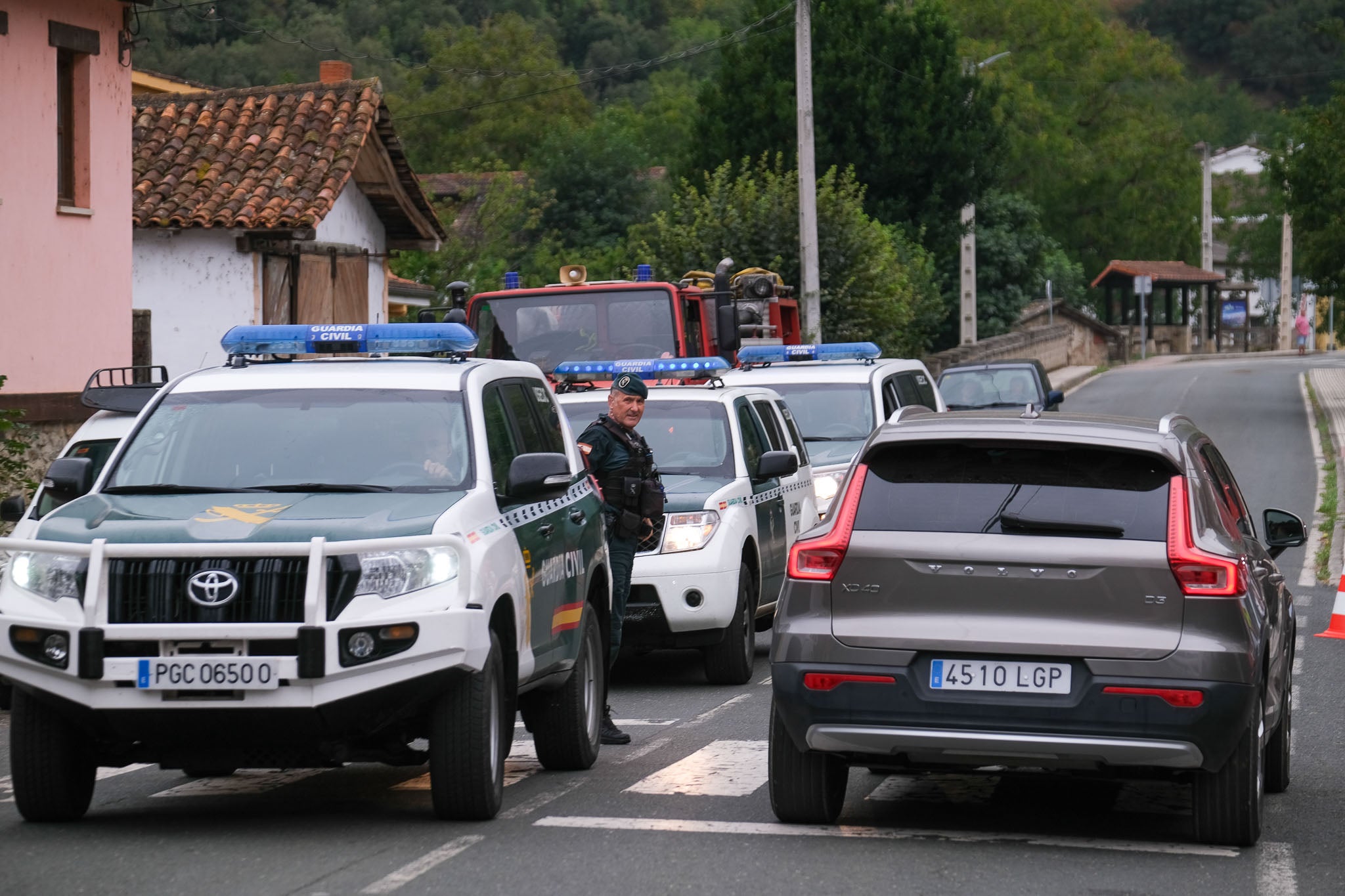 Vehículos de la benemérita atraviesan Vega de Liébana.