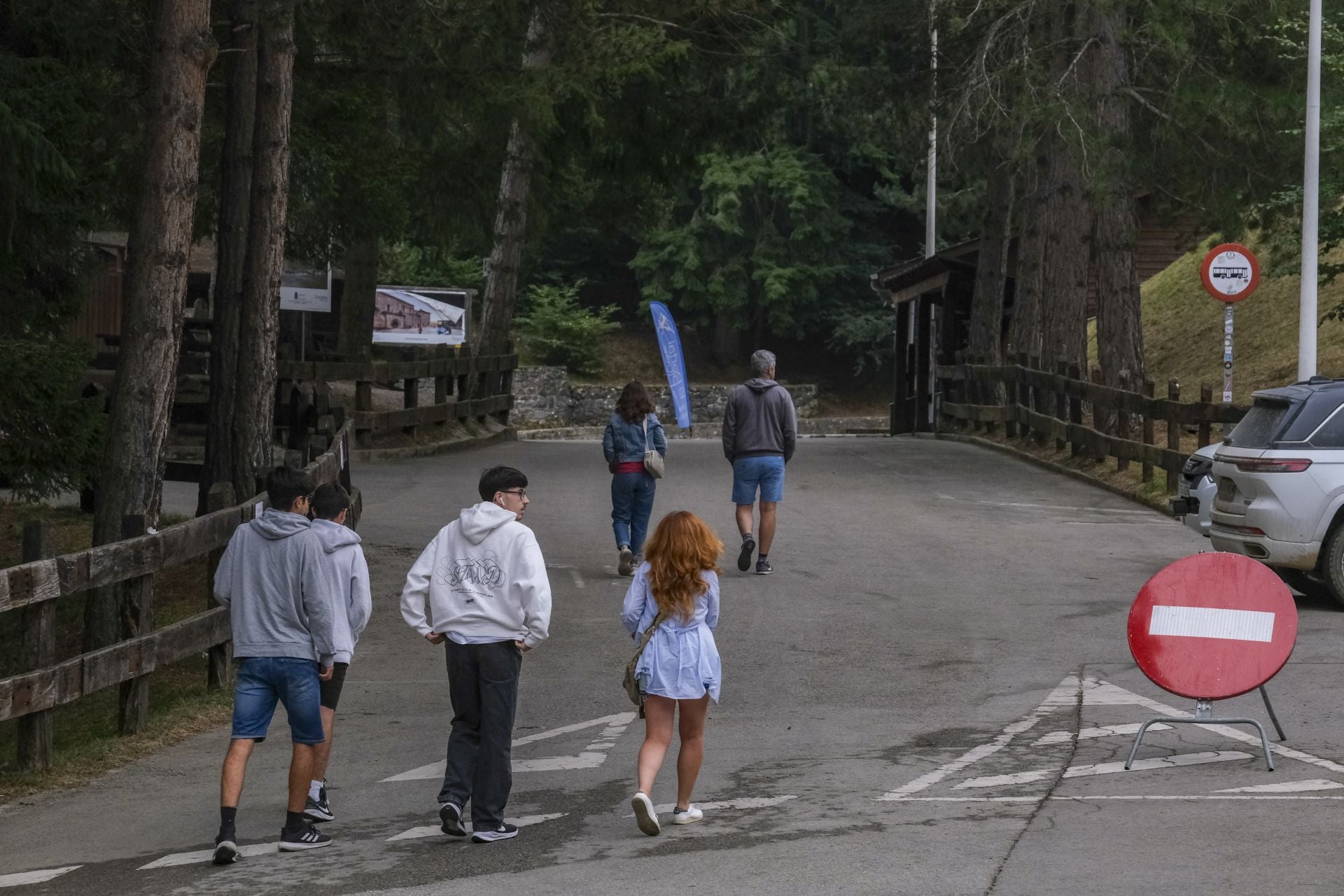 Algunos turistas despistados se dejaban ver cerca del Teleférico, que este lunes seguía cerrado.