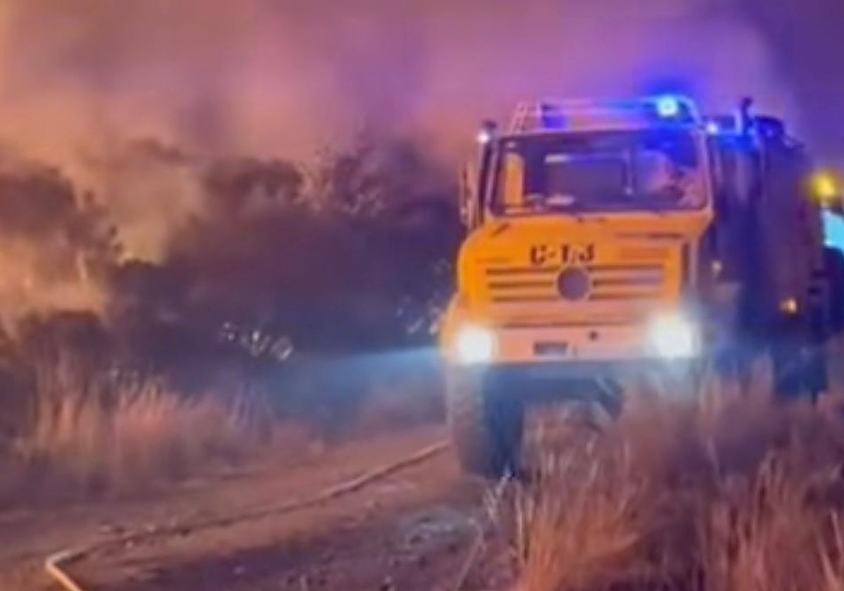 Uno de los camiones autobomba forestales en el Puerto de Pandetrave.