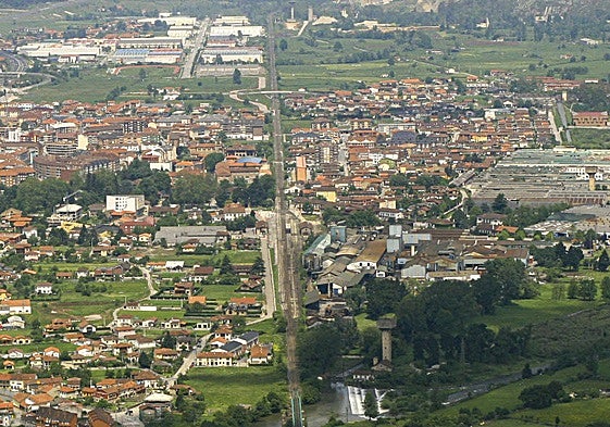 Los Corrales de Buelna atravesado por la vía del ferrocarril.