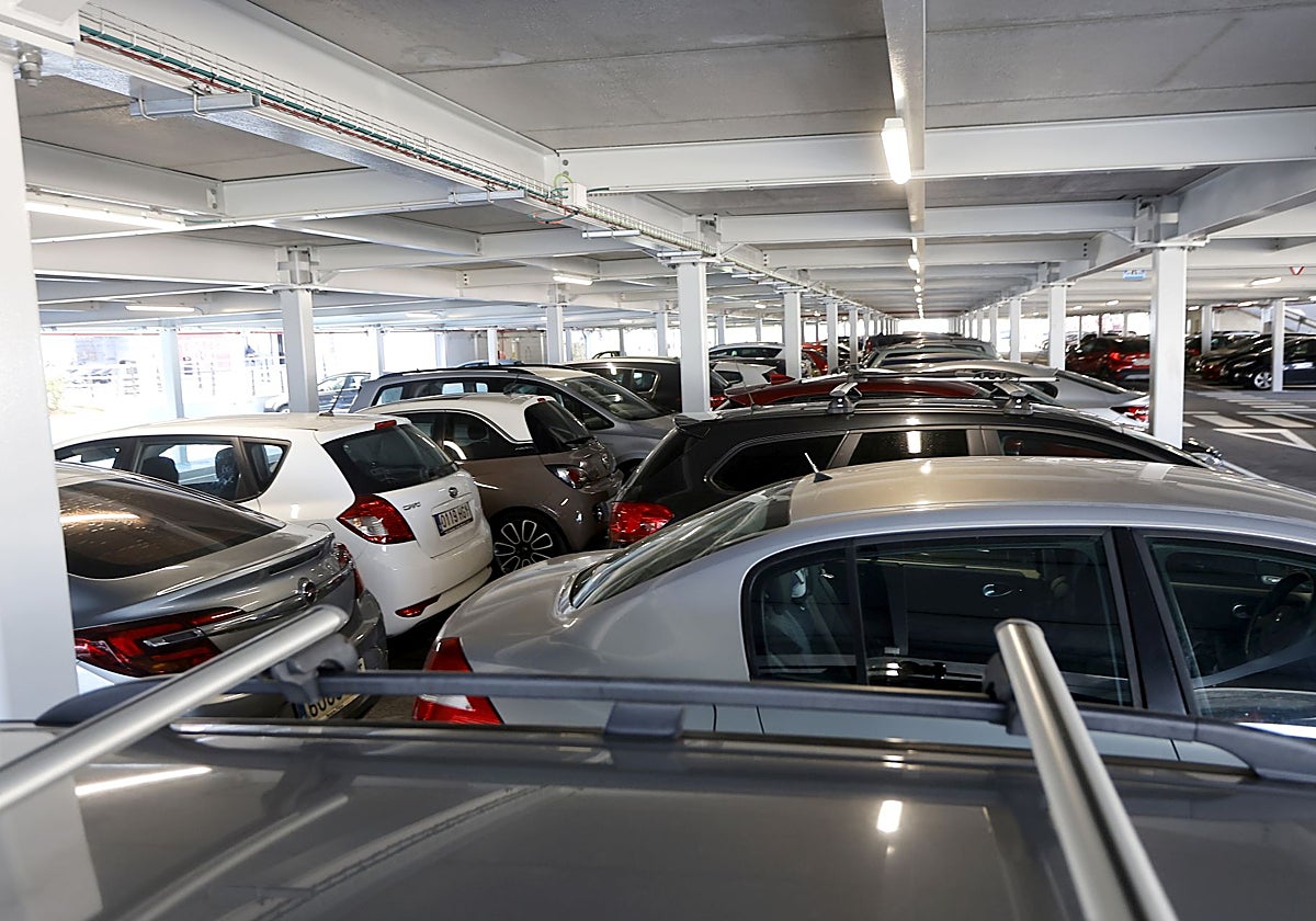Vehículos estacionados en el aparcamiento de La Carmencita, en Torrelavega.