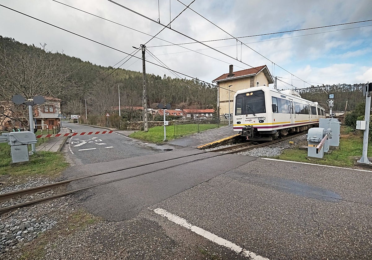 Un tren avanza frente al paso a nivel de la localidad de Ontoria (Cabezón de la Sal), una de las paradas afectadas.