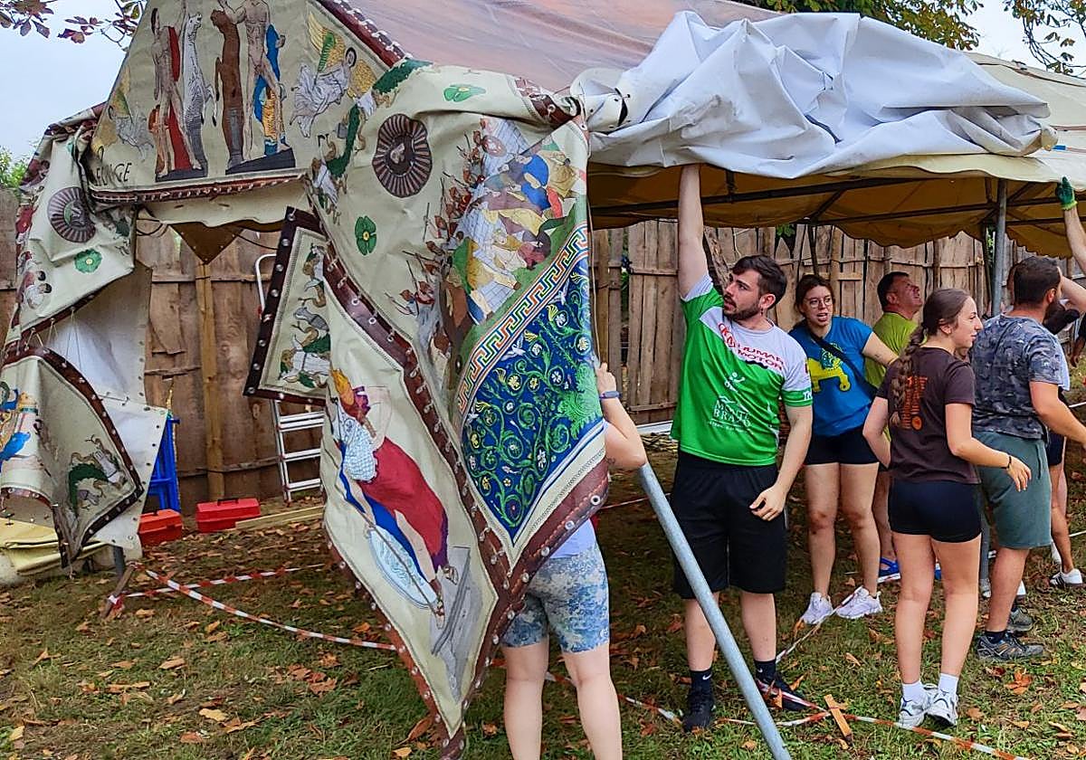 Hace falta mucha mano de obra para montar las grandes tiendas romanas como la de la Legio VII Gemina.