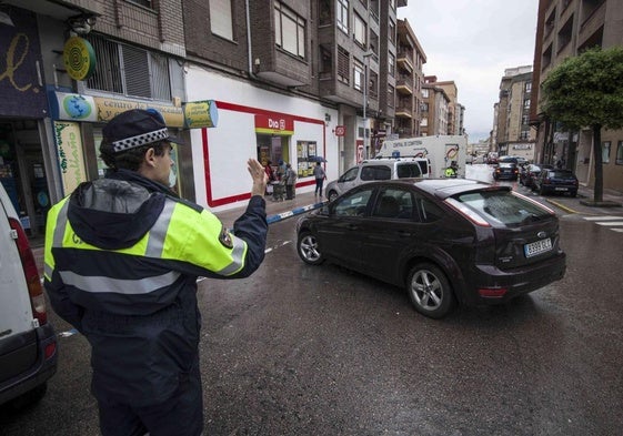 Un agente de la Policía Local de Camargo dirige el tráfico.