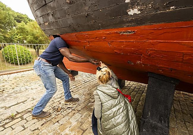 Los agujeros en la embarcación se hacían más grandes con solo tocarlos.