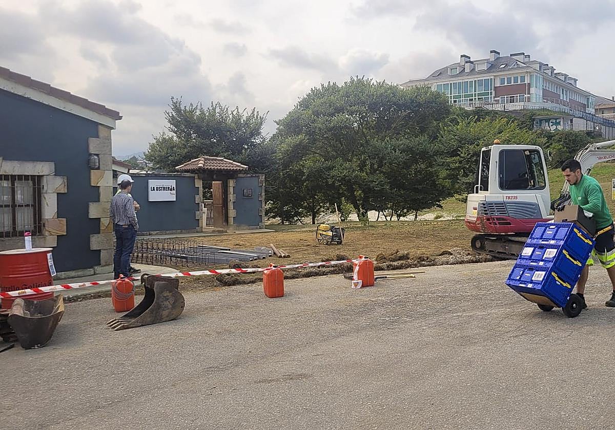 Operarios y máquinas en la costa de San Vicente.