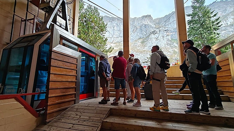 Turistas, esta mañana, en el teleférico de Fuente Dé.