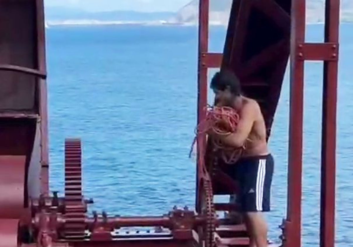 Momento en el que el 'influencer' recoge la cuerda del columpio desde el que saltó al agua.