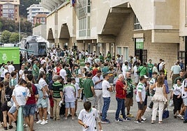 Alrededores del estadio poco antes del partido.