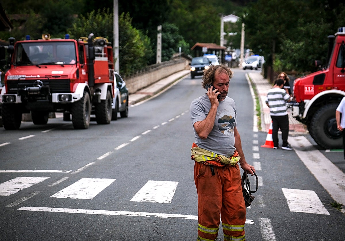 Un bombero del operativo cántabro realiza una llamada telefónica.