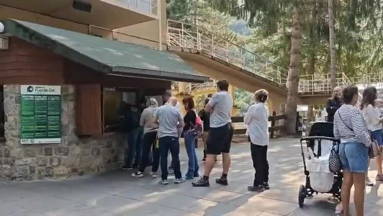 Visitantes en la reapertura del teleférico de Fuente Dé
