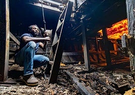 Vicente Abaga en el interior de uno de los Galeones de Vital Alsar, rodeado de madera podrida.