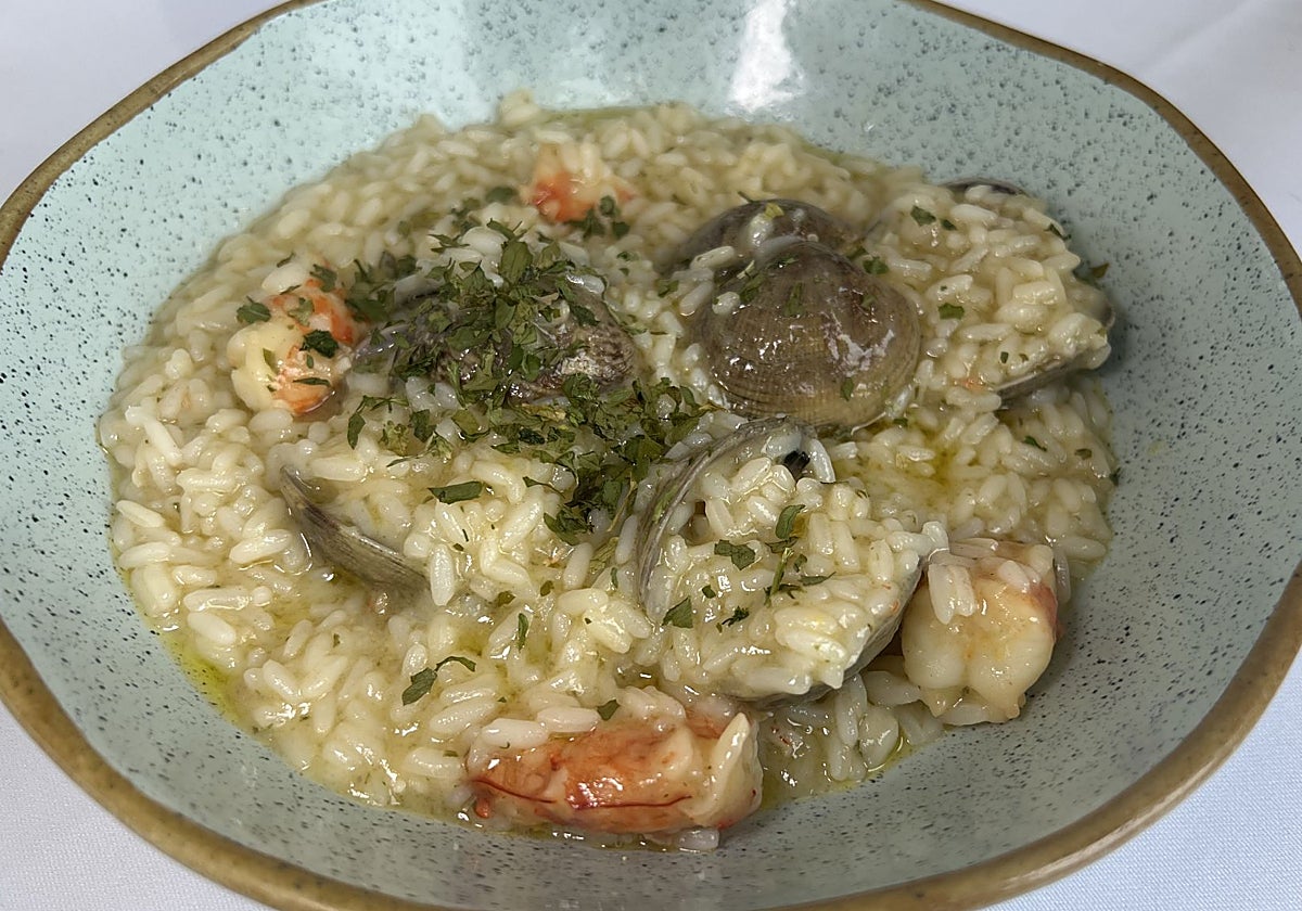 El arroz marinero, meloso, con gambas y almejas en salsa verde, es una de las especialidades de la casa que más demanda tiene.