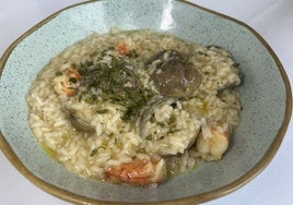 El arroz marinero, meloso, con gambas y almejas en salsa verde, es una de las especialidades de la casa que más demanda tiene.