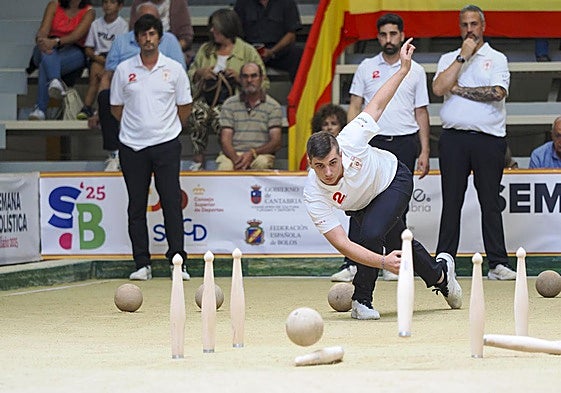 Camargo, al birle en su bolera.