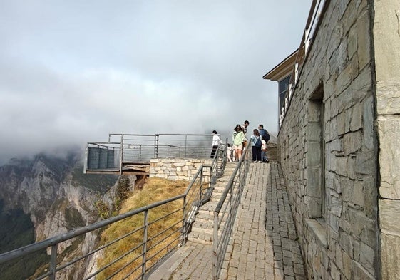 Disfrutando de las vistas en el mirador de la estación superior.