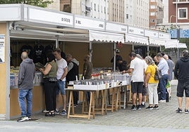 Los primeros visitantes de la Feria tuvieron ayer la oportunidad de recorrer los 16 expositores con todo tipo de discos.