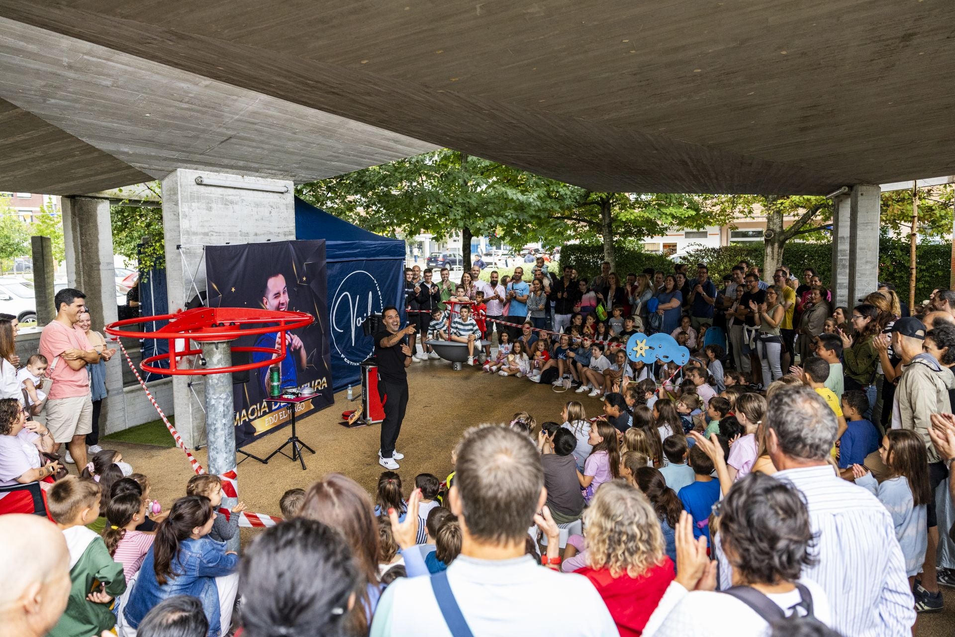El mago Edu inaugura el festival de ilusionismo