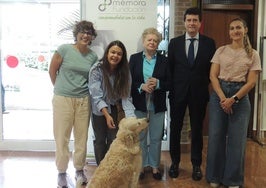 Miembros de la Fundación Asilo y la Fundación Mémora junto a uno de los perros de las terapias.