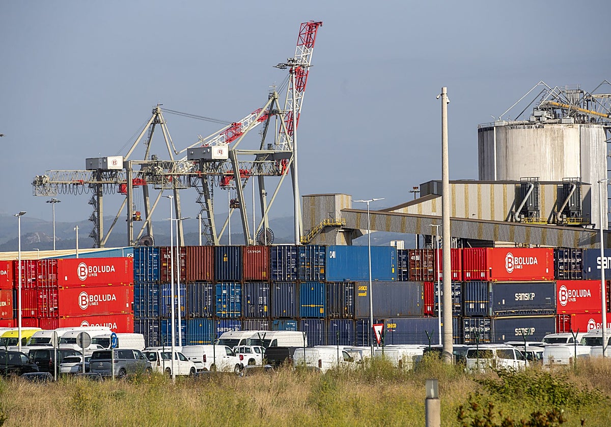 Contenedores de Boluda en el Puerto de Santander.