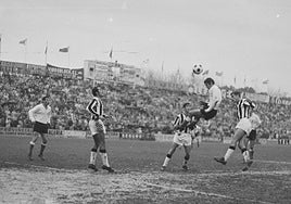 Santillana remata de cabeza en el partido contra el Castellón de 1971.