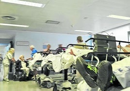 Hilera de camillas en una sala de espera de Urgencias de Valdecilla, el lunes por la tarde.