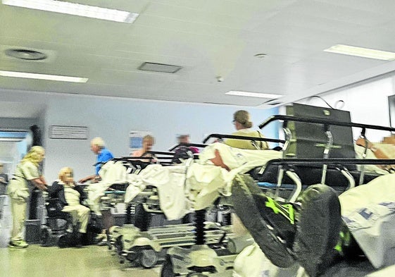 Hilera de camillas en una sala de espera de Urgencias de Valdecilla, el lunes por la tarde.