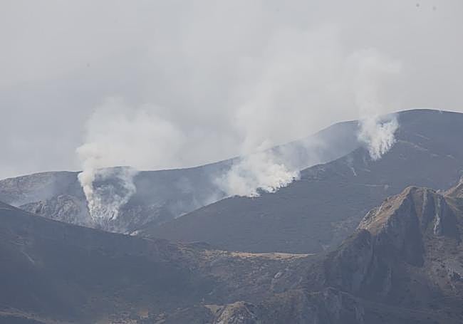 Desde la estación superior del teleférico se ven tres columnas de humo de los incendios que todavía siguen activos en León.