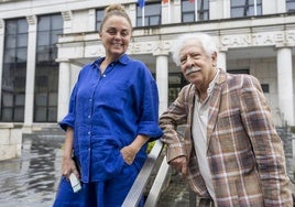 Juan Meseguer y Carmen Morales ayer, frente al Paraninfo de la UC.