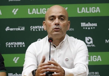 El director deportivo del Racing dice que «necesitamos dos jugadores de ataque y atrás también hacen falta cosas»