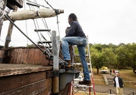 Vicente Abaga revisa el estado de la cubierta de uno de los galeones.