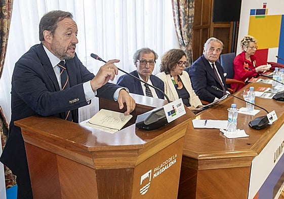 Francisco de la Torre, durante su intervención en los salones del Palacio de la Magdalena.