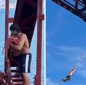 Momento en el que el 'influencer' recoge la cuerda del columpio desde el que saltó al agua.