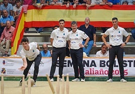 Mario Pellón birla para Peñacastillo con José Manuel González, Rubén Haya y Víctor González a su lado.