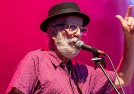 El guitarrista y compositor Pancho Varona durante una actuación.