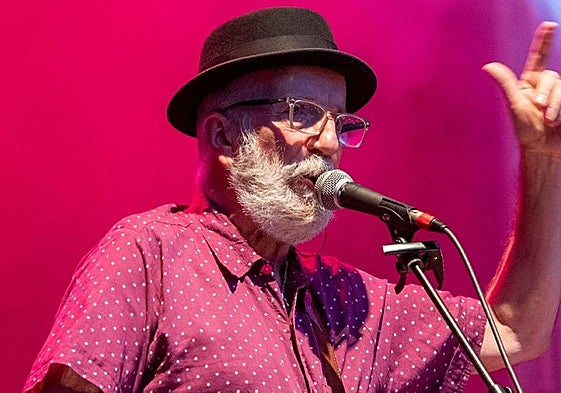 El guitarrista y compositor Pancho Varona durante una actuación.