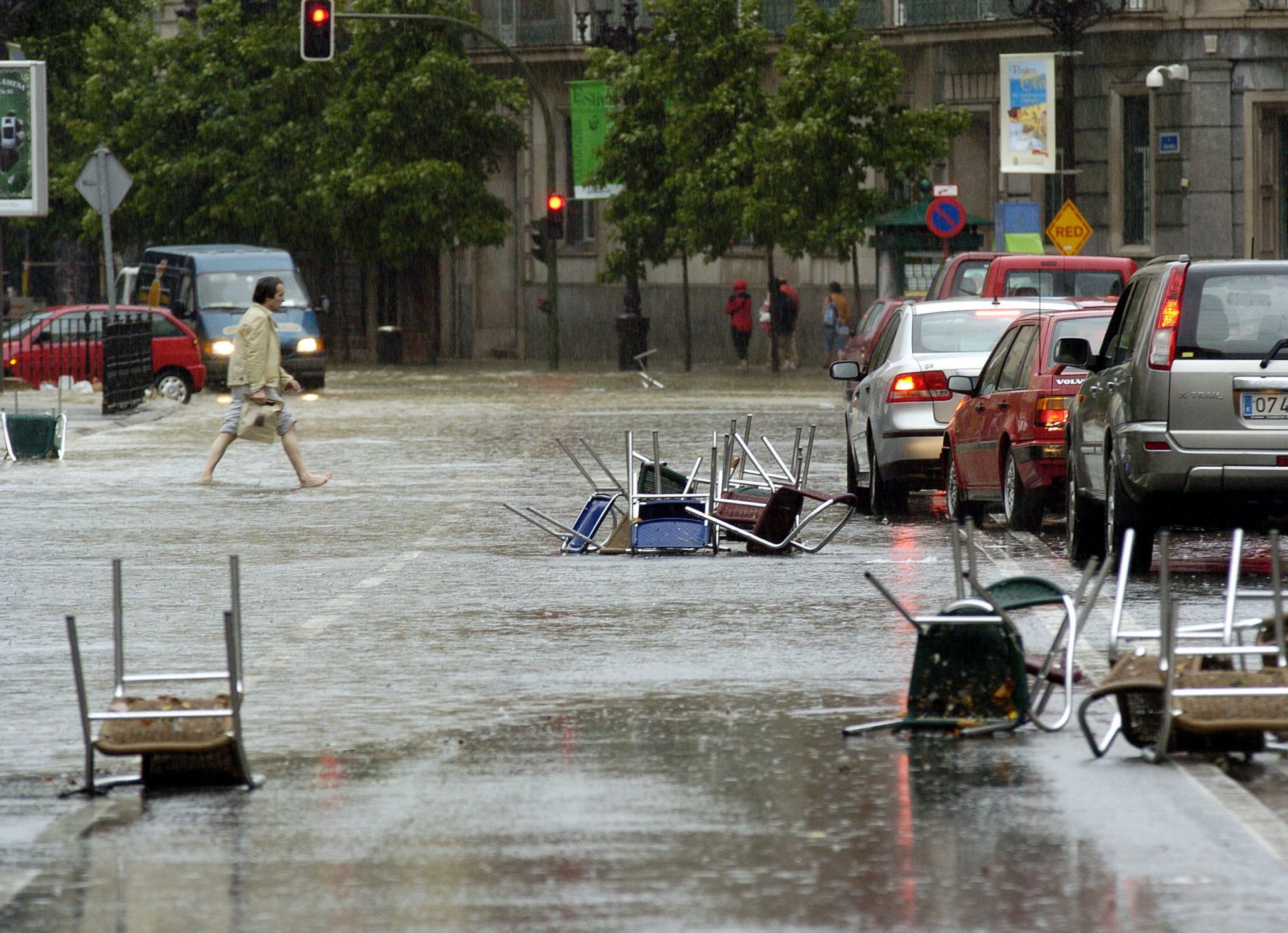 Sillas y mesas fueron arrastradas hasta Calvo Sotelo por las fuertes inundaciones en el año 2006