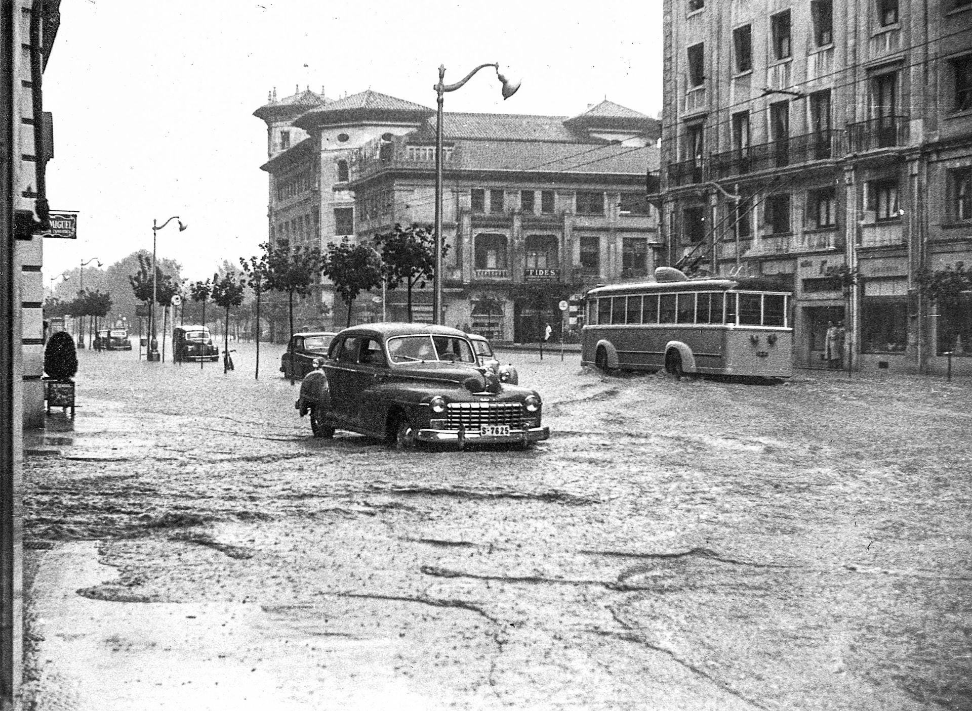 El centro de Santander inundado en una fotografía de los años 50.