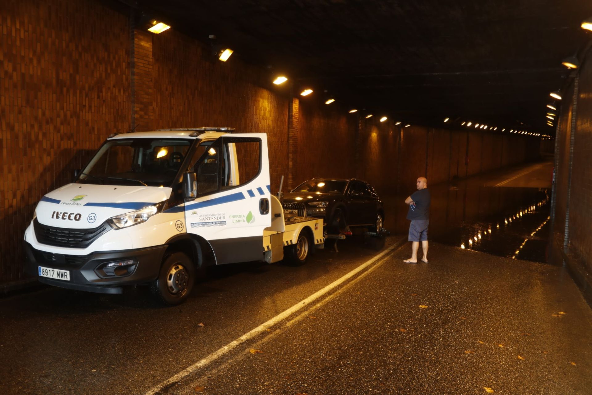 La grúa retira un coche del interior del túnel de la calle Burgos