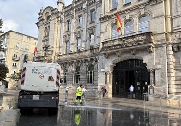Odisea en la calle Cervantes: «Los obreros se han tenido que remangar e ir descalzos»