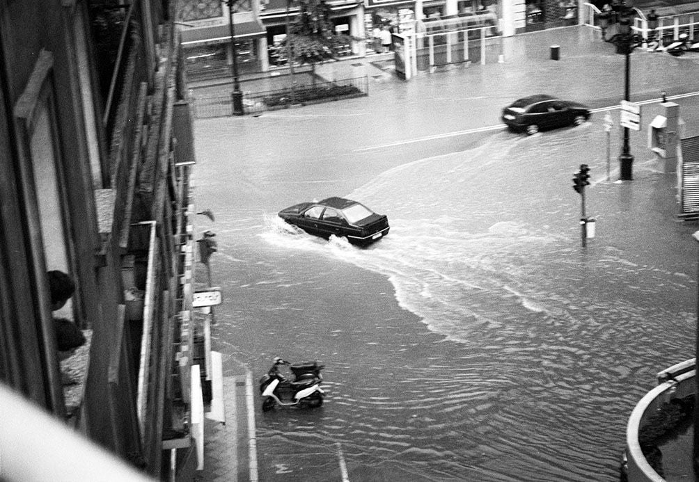 La avenida de Calvo Sotelo, inundada tras las lluvias caídas en el 2000