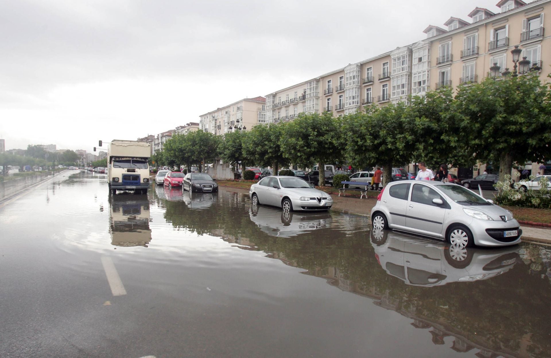 El paseo Pereda lleno de balsas de agua en 2006