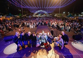 Foto de familia de los grupos que subieron al escenario.