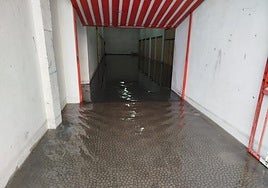 Garaje comunitario de La Albericia inundado por las fuertes lluvias esta mañana.
