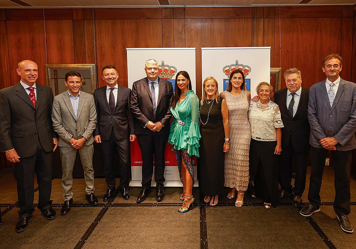 De izquierda a derecha, Fernando Mirapeix, Pedro Casares, Alejandro Liz, Luis Ángel Agüeros, Odette Álvarez, Isabel Urrutia, Gema Igual, Carmen Ruiz, José Manuel Conde y Francisco González Redondo.