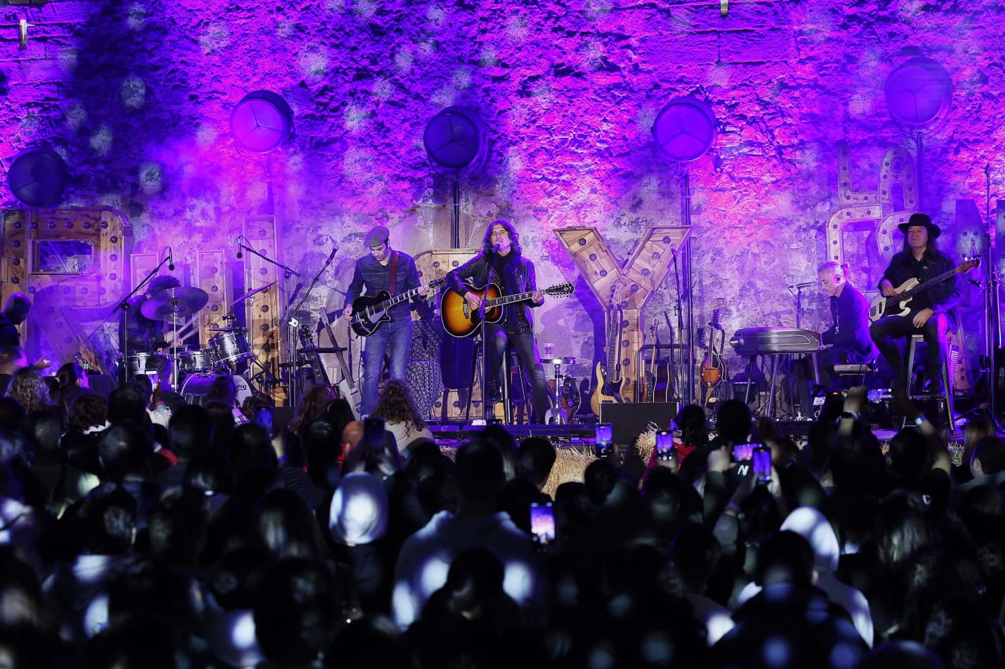 La Contrabanda está formada por Karlos Arancegui 'Charli' a la batería; Dani Baraldés 'Pati', a la guitarra; Adolfo Garmendia 'Fito' a la guitarra, teclado y coros; y Enrique Mavilla 'Quique' al bajo.