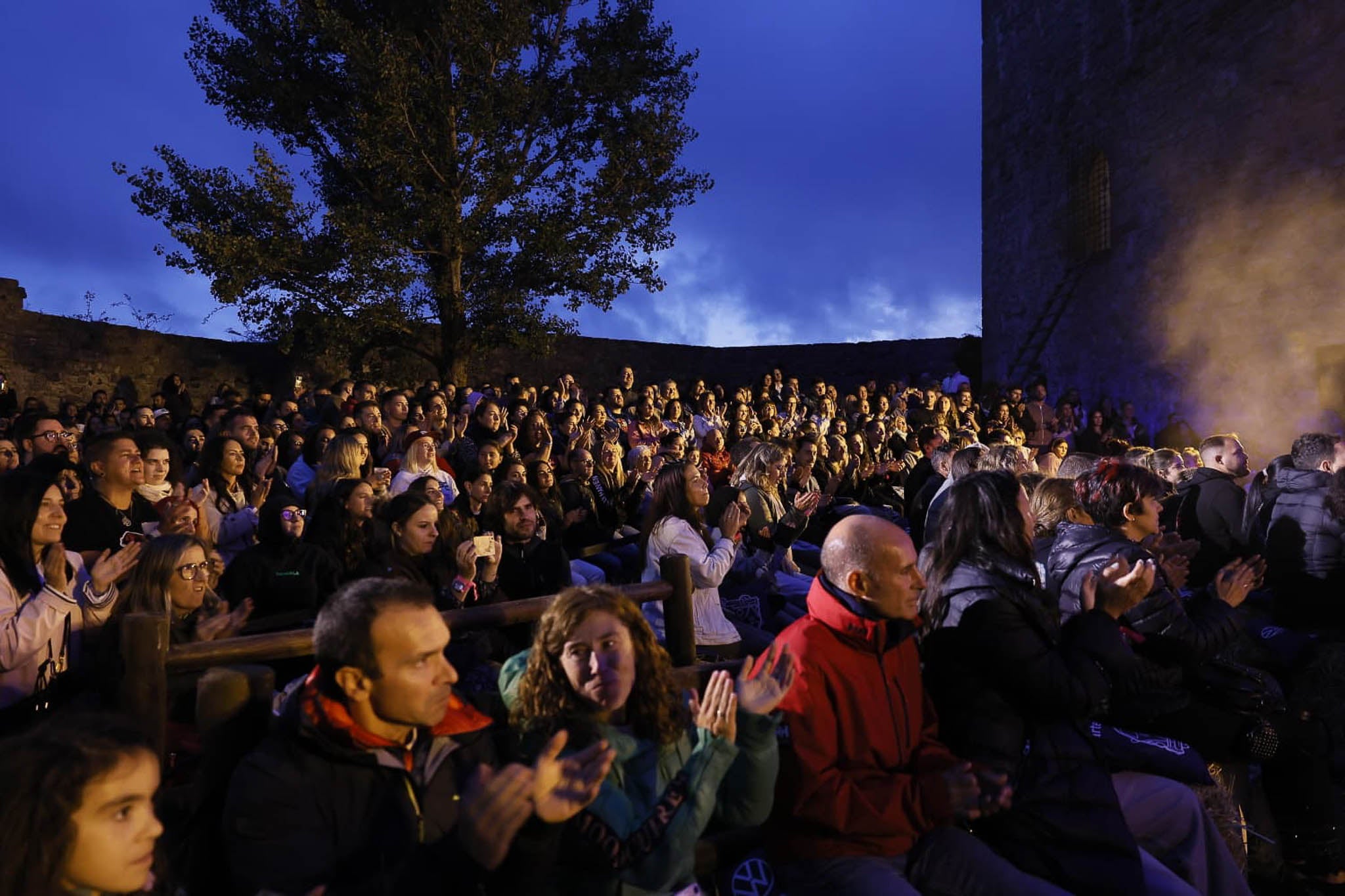 Más de mil personas han asistido este jueves al concierto de Rulo en el castillo de Argüeso.