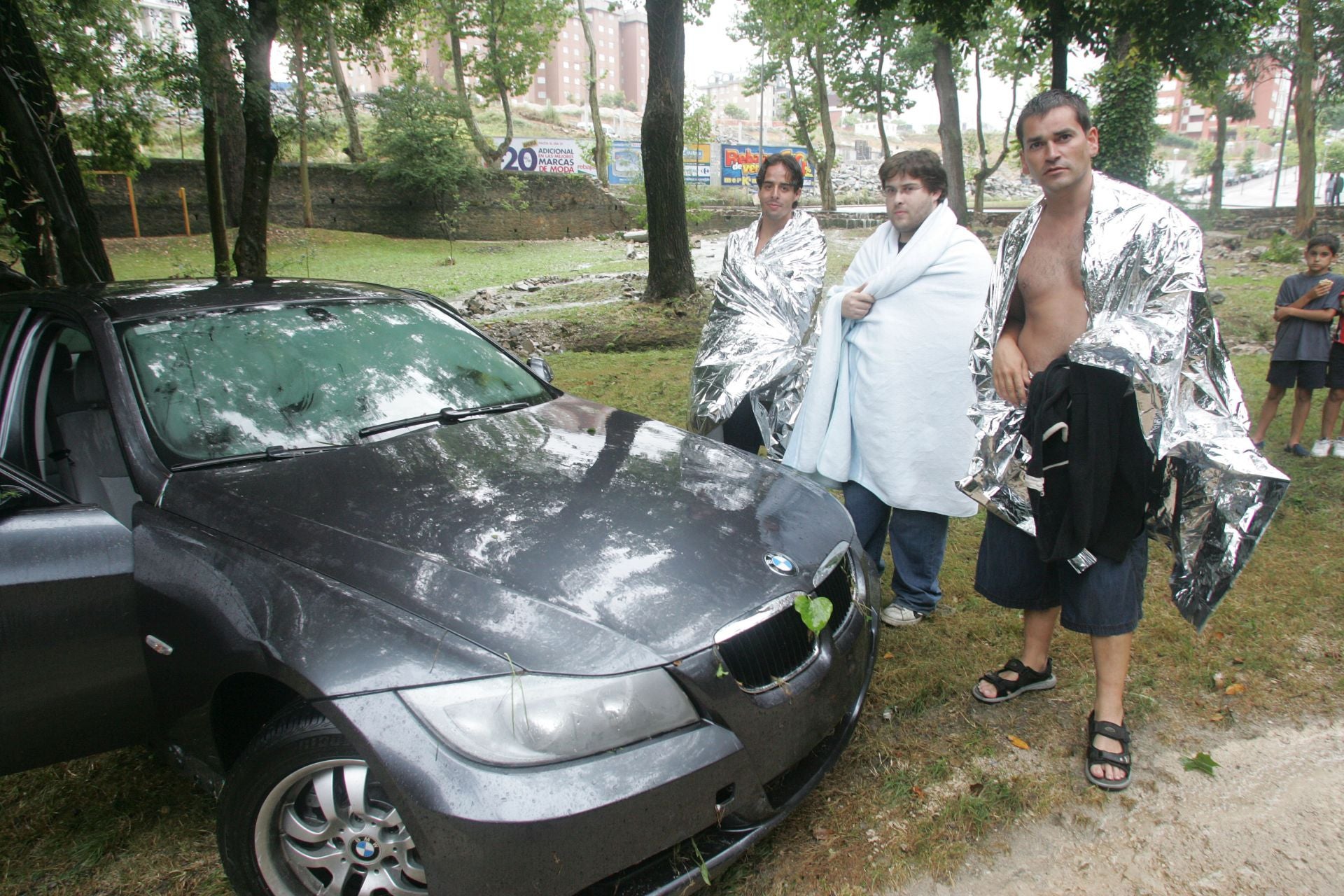 Las fuertes inundaciones arrastran un coche con tres ocupantes junto al muro del parque de Mataleñas en 2006