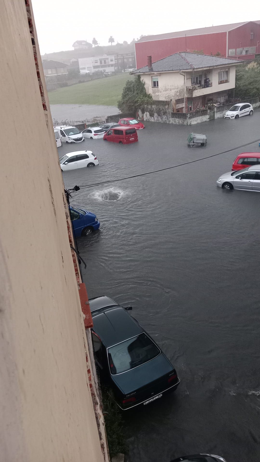El agua llegó haata la puerta de los coches en algunas zonas de La Albericia