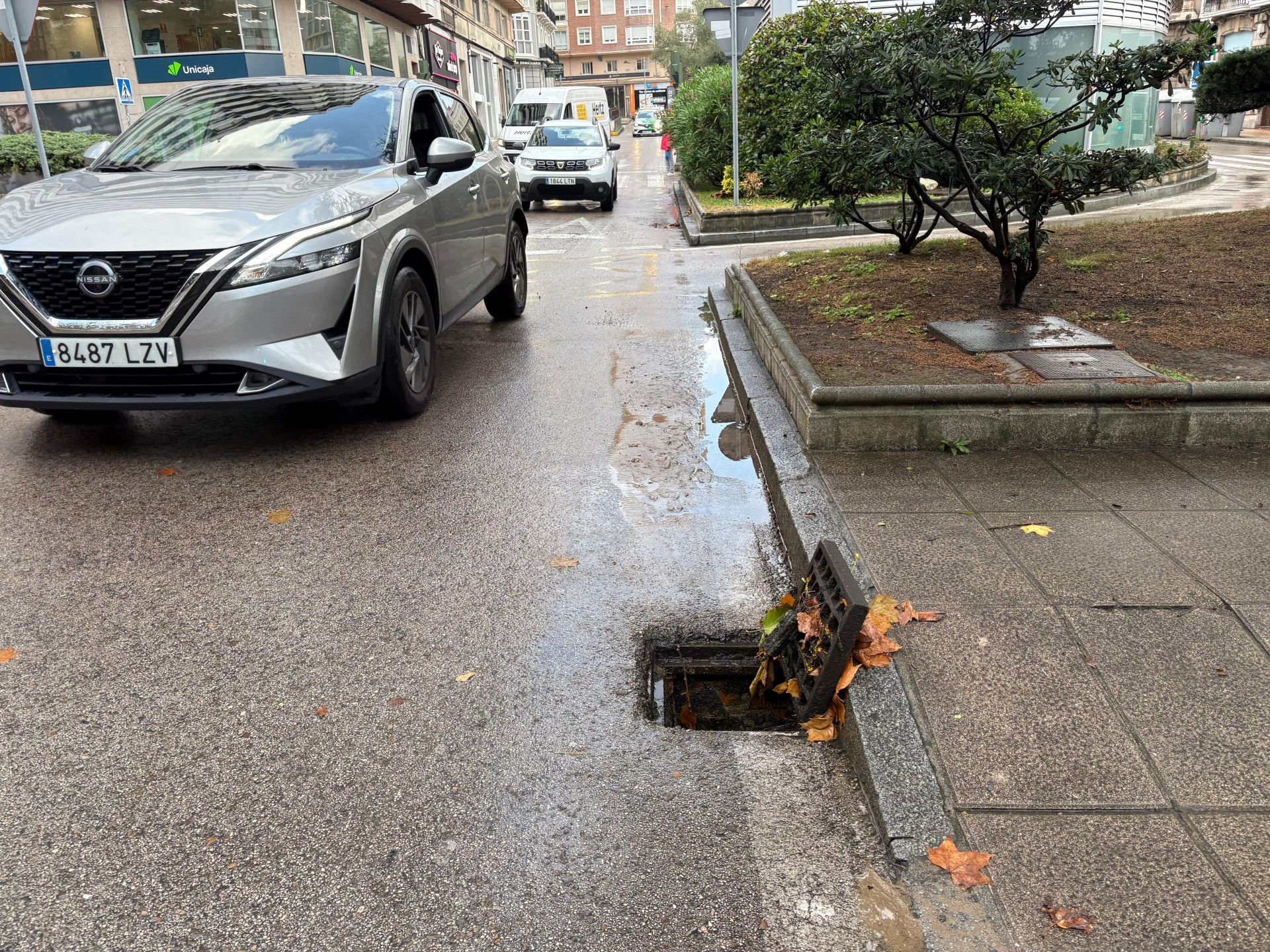 Algunos imbornales se han abierto para evitar que se atasquen con las hojas de los árboles